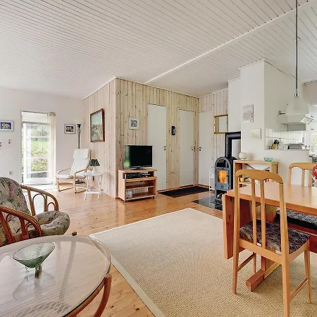 Сasa de vacaciones Three-bedroom Holiday In *